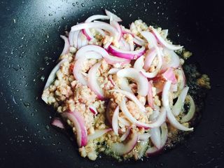 10、酱爆茄子,翻炒片刻至变色