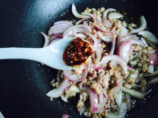 12、酱爆茄子,辣椒油翻炒均匀