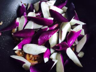 13、酱爆茄子,入茄子