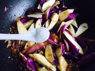 14、酱爆茄子,翻炒片刻加入适量盐