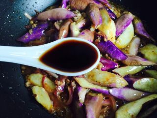 15、酱爆茄子,烹入生抽