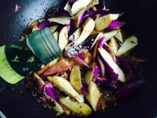 16、酱爆茄子,烹入1小勺白醋(纯属个人喜欢)翻炒至断生