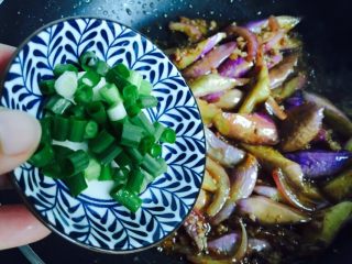 18、酱爆茄子,撒上葱花