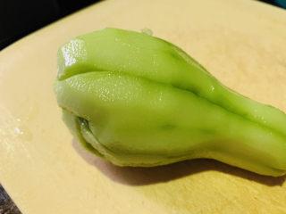 2、虾皮炒佛手瓜,削皮