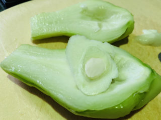 3、虾皮炒佛手瓜,把瓜中间有籽的地方挖掉