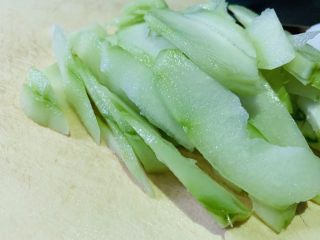 4、虾皮炒佛手瓜,切薄片