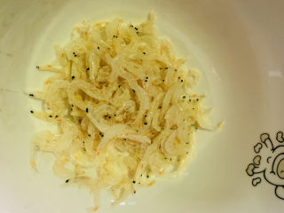 5、虾皮炒佛手瓜,虾皮准备适量