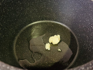 7、虾皮炒佛手瓜,锅加食用油,加入蒜瓣