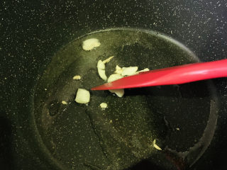 8、虾皮炒佛手瓜,蒜瓣一定要炒香