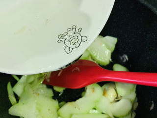 13、虾皮炒佛手瓜,加些清水,炝炒会