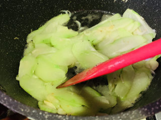 16、虾皮炒佛手瓜,翻炒均匀调料