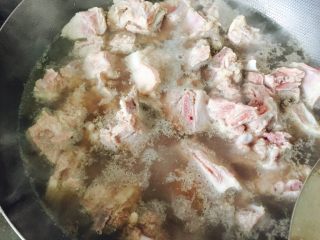 1、四川成都+芝麻香排,排骨汆水后捞出待用