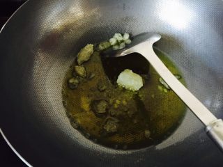 2、四川成都+芝麻香排,锅中放入菜籽油和少许冰糖炒糖色