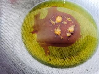 3、四川成都+芝麻香排,炒至糖融化起泡放入香料