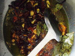 4、四川成都+芝麻香排,放入香料炒出香味