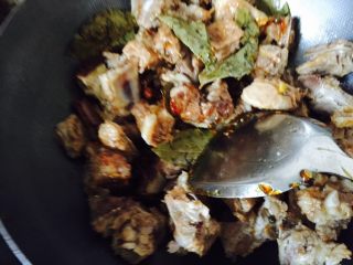 5、四川成都+芝麻香排,放入排骨翻炒一会儿