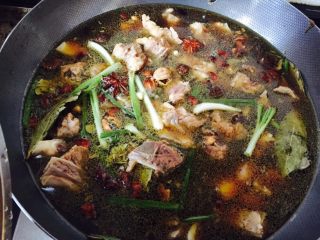 6、四川成都+芝麻香排,加入没过排骨的水加入葱段、老抽、生抽、胡椒粉、料酒煮至排骨熟