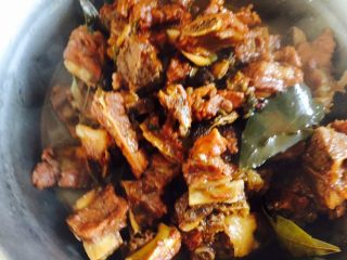 7、四川成都+芝麻香排,排骨煮好后捞出备用