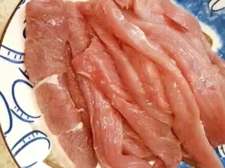 1、麻辣猪肉条,猪瘦肉切成条