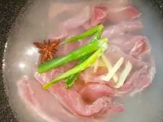 2、麻辣猪肉条,冷水入锅放葱姜，料酒，八角，盐煮十五分钟
