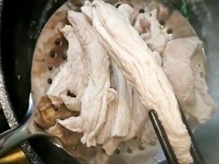 3、麻辣猪肉条,捞出控水
