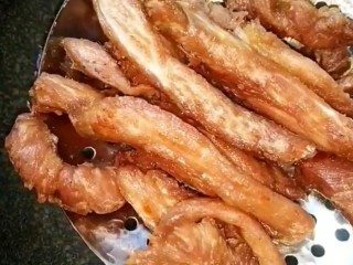 5、麻辣猪肉条,炸至微干捞出备用
