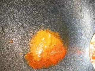 6、麻辣猪肉条,锅留底油放入孜然，辣椒粉，芝麻，盐，麻椒，烧烤料爆香