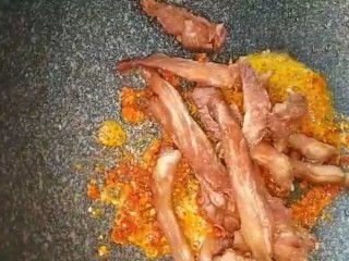 7、麻辣猪肉条,下入肉条翻炒均匀出锅即可