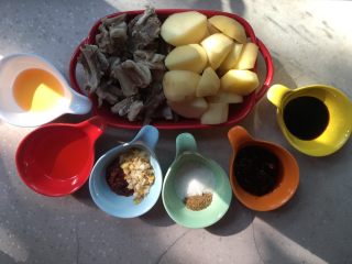 1、红烧土豆羊排,一次性备好所有原材,羊排焯水捞出沥干水分,土豆切滚刀块。蒜姜剁成粒,香菜切碎,油、白糖、料酒、生抽、花椒粉、五香粉等红烧酱调料称量备用。