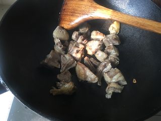 4、红烧土豆羊排,炒至羊排出油、表面开始变色。