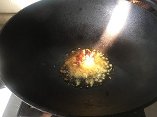 5、红烧土豆羊排,洗锅干净后加热炒锅,倒入菜籽油烧热。小火倒入蒜姜粒炒香。