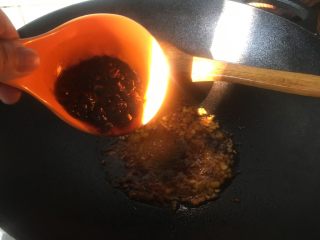 6、红烧土豆羊排,倒入郫县豆瓣、花椒粉,白糖等小火翻炒。