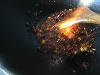 7、红烧土豆羊排,这里多炒一会儿,爆出调料香味,炒出红油。