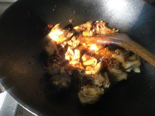 8、红烧土豆羊排,倒入羊排大火爆炒均匀。