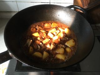 11、红烧土豆羊排,倒入适量水,水刚好淹过羊排土豆为准,不宜过多。