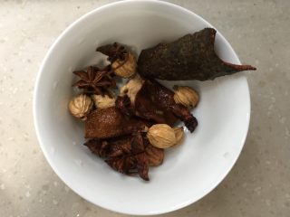 12、红烧土豆羊排,准备适量砂仁、五香、八角、桂皮等五香大料,用纱布包裹起来。