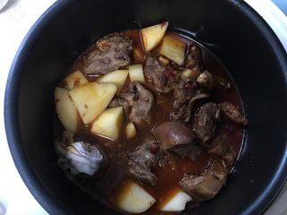 13、红烧土豆羊排,将羊排土豆汤倒入电饭锅,放入五香大料包。