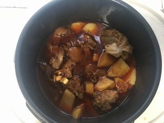 14、红烧土豆羊排,电压锅压制30分钟左右至羊排烂熟。