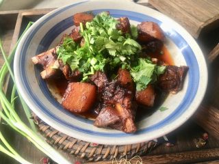 15、红烧土豆羊排,盛盘后撒上香菜碎即可食用,趁热食用口感最佳。