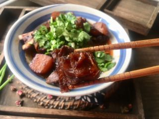 16、红烧土豆羊排,炖熟的羊排琥珀色,晶莹剔透,入口即化,鲜香可口!