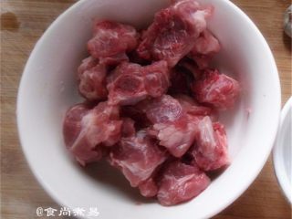 1、黑椒排骨杂菜锅,排骨斩件洗净