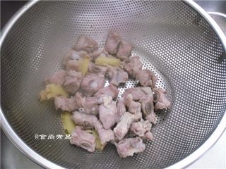 3、黑椒排骨杂菜锅,捞出排骨沥干水