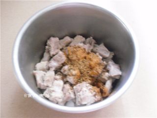 4、黑椒排骨杂菜锅,调入黑椒碎、麻辣香锅料、盐、酱油、搅拌均匀