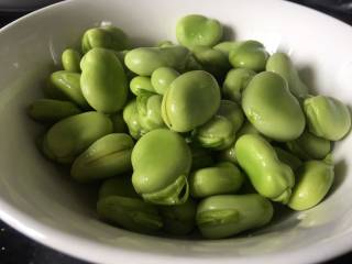 1、葱油蚕豆,新鲜蚕豆剥好