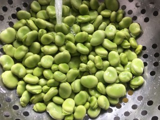 2、葱油蚕豆,蚕豆清洗干净备用