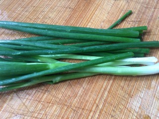 3、葱油蚕豆,准备适量的葱，可以多一点