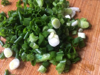 4、葱油蚕豆,切好葱花备用