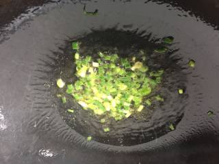 5、葱油蚕豆,锅里放入适量的油，爆香一部分葱花