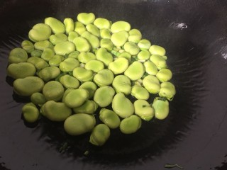 6、葱油蚕豆,加入蚕豆翻炒片刻