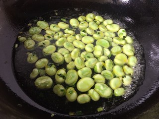 7、葱油蚕豆,加入一小碗水，不用太多，现在蚕豆都特别的嫩